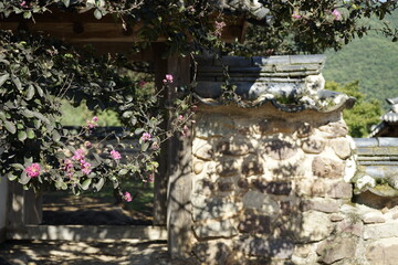 경상북도 안동에 있는 병산서원은 고려시대부터 교육기관으로 사용되어 온 전통적인 한국식 건물로 아름다운 곳입니다.