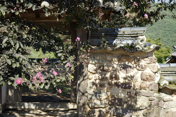 경상북도 안동에 있는 병산서원은 고려시대부터 교육기관으로 사용되어 온 전통적인 한국식 건물로 아름다운 곳입니다.