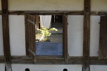 경상북도 안동에 있는 병산서원은 고려시대부터 교육기관으로 사용되어 온 전통적인 한국식 건물로 아름다운 곳입니다.