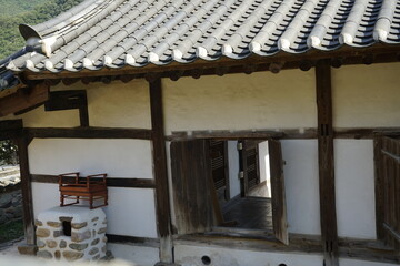 경상북도 안동에 있는 병산서원은 고려시대부터 교육기관으로 사용되어 온 전통적인 한국식 건물로 아름다운 곳입니다.