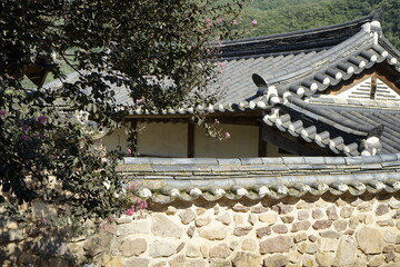 경상북도 안동에 있는 병산서원은 고려시대부터 교육기관으로 사용되어 온 전통적인 한국식 건물로 아름다운 곳입니다.