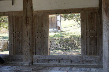 경상북도 안동에 있는 병산서원은 고려시대부터 교육기관으로 사용되어 온 전통적인 한국식 건물로 아름다운 곳입니다.