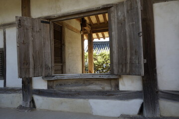 경상북도 안동에 있는 병산서원은 고려시대부터 교육기관으로 사용되어 온 전통적인 한국식 건물로 아름다운 곳입니다.