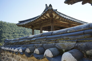 경상북도 안동에 있는 병산서원은 고려시대부터 교육기관으로 사용되어 온 전통적인 한국식 건물로 아름다운 곳입니다.