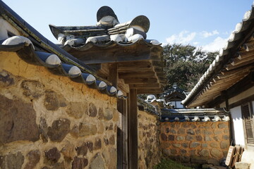 경상북도 안동에 있는 병산서원은 고려시대부터 교육기관으로 사용되어 온 전통적인 한국식 건물로 아름다운 곳입니다.