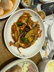 오징어와 야채를 볶아 만든 오징어볶음 