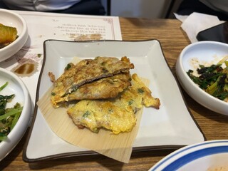 네모난 접시에 담긴 맛있는 쇠고기전 육전 