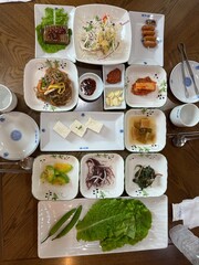 맛있는 반찬들과 샐러드 두부 한식 상차림
