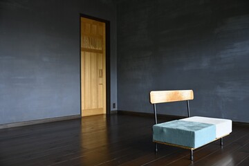 古い窓ガラスに囲まれた古民家の大広間に設置されている椅子