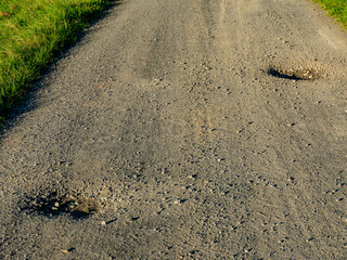 Schlaglöcher auf einer Schotterpiste