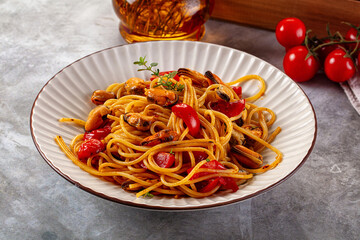 Spaghetti with mussels and tomato