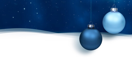 Blaue Weihanchtskugeln vor winterlichem Hintergrund