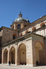 Fototapeta premium Lato della cattedrale di Urbino a piazza Duca Federico, Italia.
