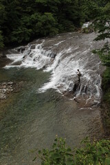 清流で遊ぶ釣人