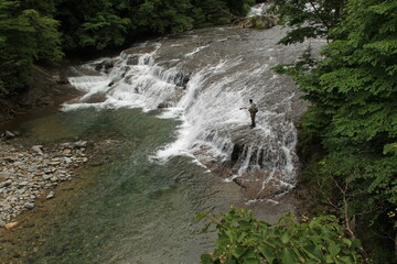 滝と釣人のある風景