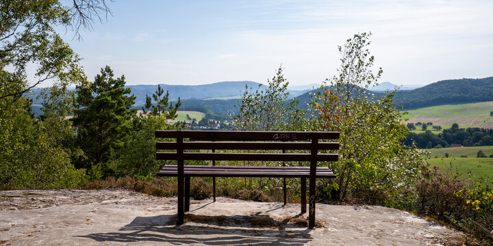 Aussichtspunkt mit Sitzbank auf dem Kleinhennersdorfer Stein im Elbsandsteingebirge 2