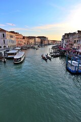 Obraz premium Dusk view of Grand Canal from Rialto Bridge in Venice, Italy