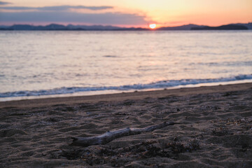 Naklejka premium 渋川海岸、美しい夕日が海岸線に沈む風景、岡山、日本
