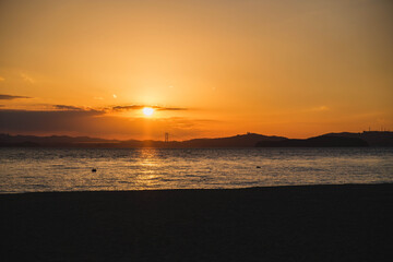 Obraz premium 渋川海岸、美しい夕日が海岸線に沈む風景、岡山、日本