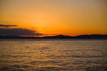 渋川海岸、美しい夕日が海岸線に沈む風景、岡山、日本