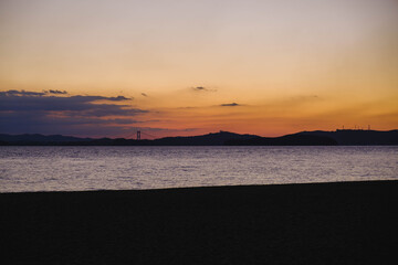 渋川海岸、美しい夕日が海岸線に沈む風景、岡山、日本