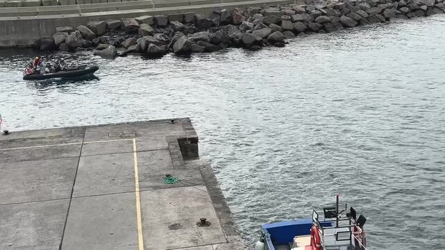 Ein Motorboot sticht vom Hafen auf der Azoreninsel Flores in See