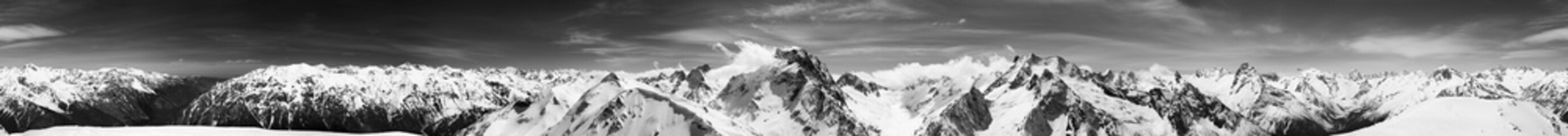 Obraz premium Black and white cylindrical panorama 360 degrees of high snow-capped mountain peaks
