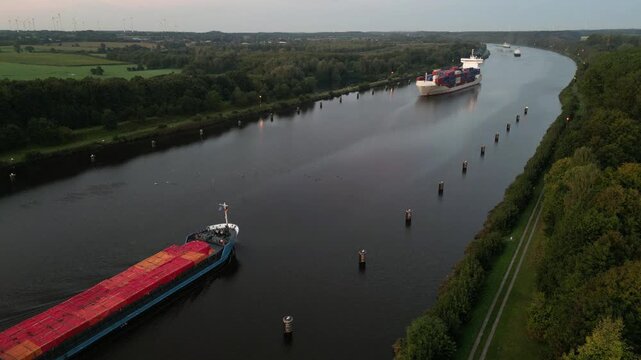 Frachtschiff und Containerschiff im Nord-Ostsee-Kanal 