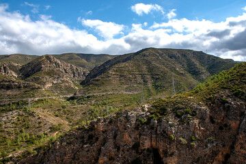 torres de trasmisiones eléctricas , torres de alta tensión, con un cielo azul y nubes blancas