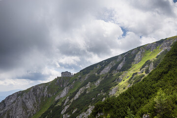 Hütte im Nebel über der Baumgrenze