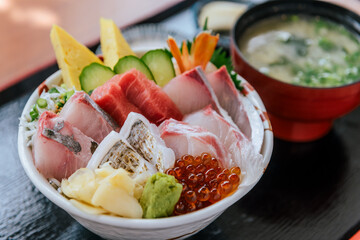 海鮮丼と味噌汁の和食セット、Japanese Kaisendon Seafood Bowl with Miso Soup