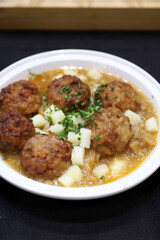 albóndigas en salsa con todos sus ingredientes y especias