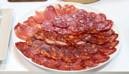plato de aperitivos de embutido y fiambre curado de cerdo, chorizo, lomo ibérico, jamón y salchichón