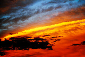 Fototapeta premium A breathtaking display of orange and yellow clouds