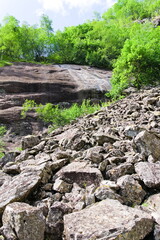 Obraz premium glatter Stein und bröckeliges Gestein - Steinformation