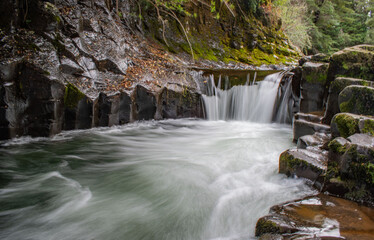 cascada y columnas basálticas, Chile