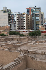 Museo de sitio Pucllana en medio de Miraflores, Lima