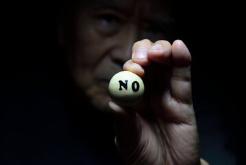 老人が手でノーのメッセージ