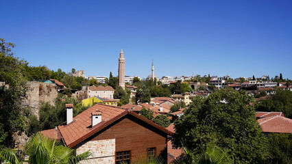Widok na dachy domów w stylu osmańskim w Antalya, Turcja © Mateusz