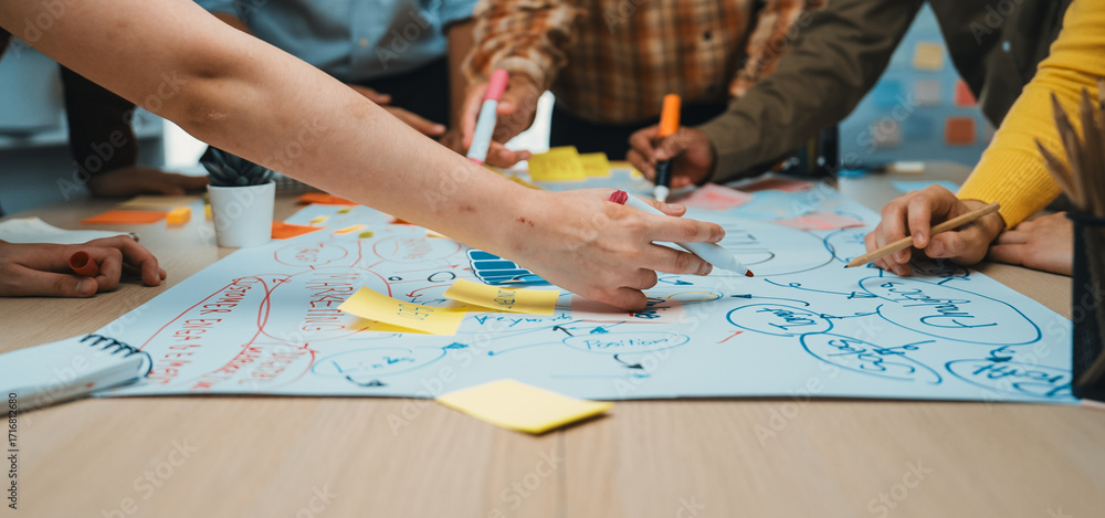 Aufkleber a dynamic group of individuals engaged in a creative brainstorming session, using colorful markers a