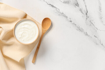 Obraz na płótnie Canvas Wooden bowl of tasty yogurt on white background