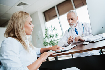 Obraz premium Patient discussing health concerns with a professional in a modern office setting during medical consultation