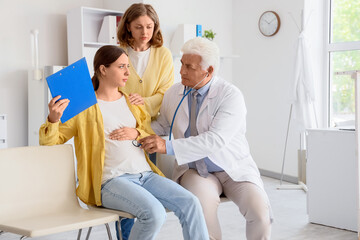 Obraz premium Pregnant lesbian couple feeling bad after IVF with fertility doctor in clinic