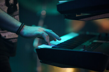 M&atilde;o e Teclado