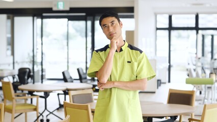 介護施設で悩むアジア人介護福祉士