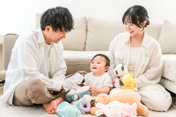 マイホームのリビングで子供,赤ちゃんと遊ぶ子育て世代のファミリー,家族（育児,子育て,スキンシップ）
