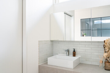 新築の洗面所,サニタリー,造作洗面台,三面鏡
