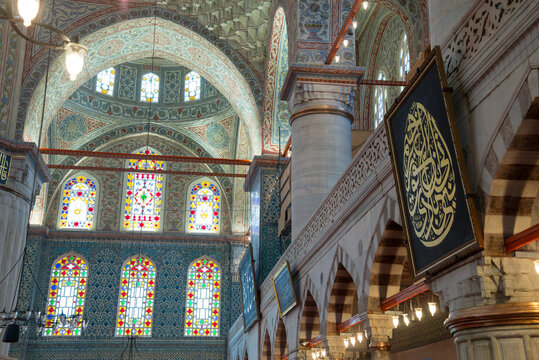 Interior de la mezquita azul decorado con vidrieras y caligraf&iacute;a en Estambul, Turqu&iacute;a