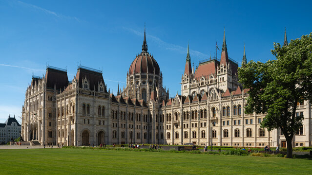 Parlamento de Hungr&iacute;a en Budapest con c&uacute;pula y fachada neog&oacute;tica