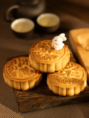 Go home to eat mooncakes during the Mid-Autumn Festival.